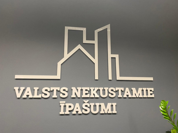 VNĪ logo uz sienas